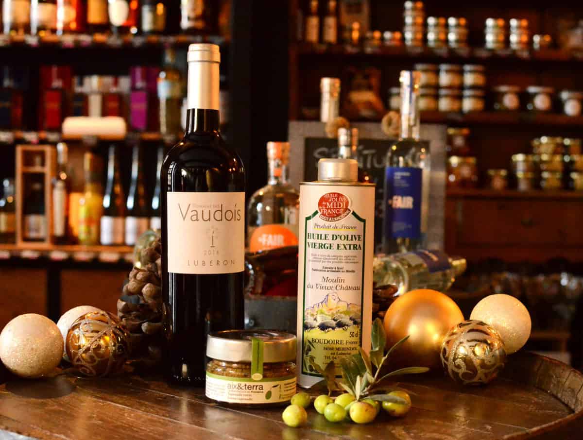 Le fruité noire de l'huile d'olive du Moulin du Vieux Château, le vin rouge du Domaine des Vaudois et la tapenade verte d'Aix et Terra. Un régal !